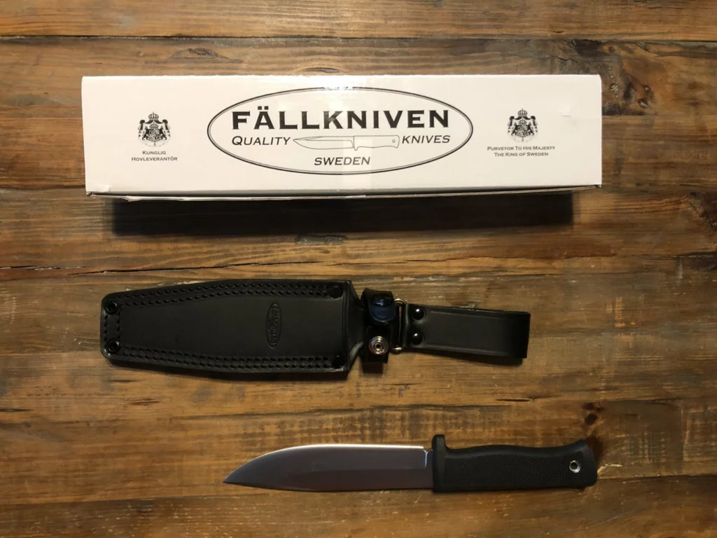 Fällkniven A1 avec sa boîte et son étui en cuir noir