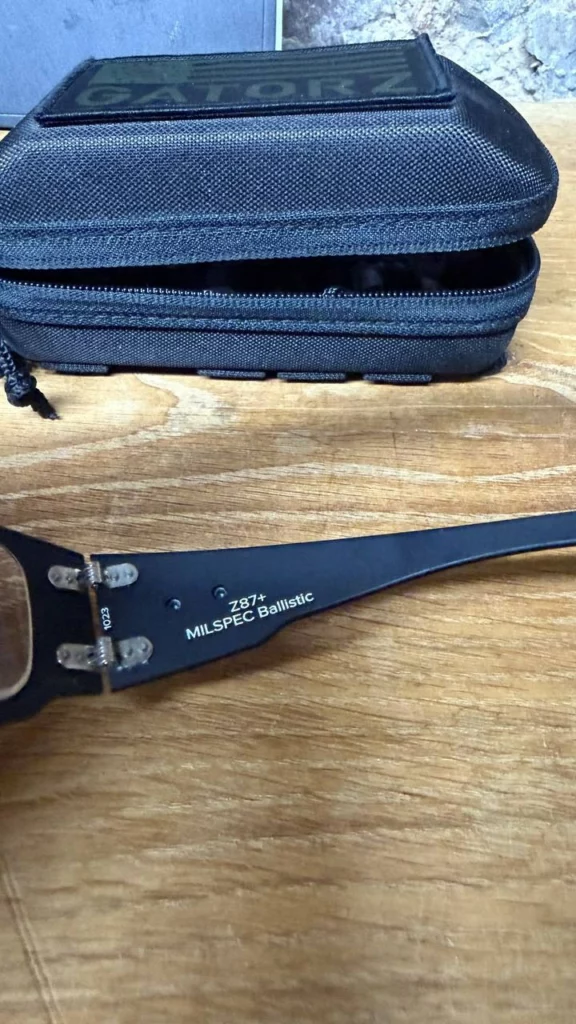 Gros plan sur une branche de lunettes Gatorz : charnières à ressort et marquage Z87+ MILSPEC Ballistic.