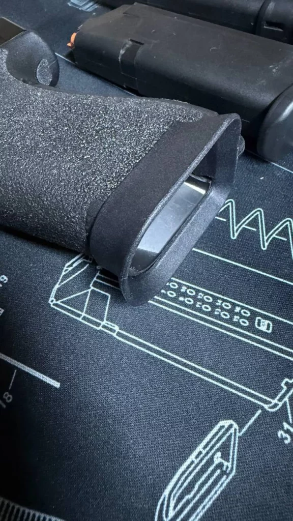 Base de la poignée texturée du Glock 19, avec un puits de chargeur rapporté.