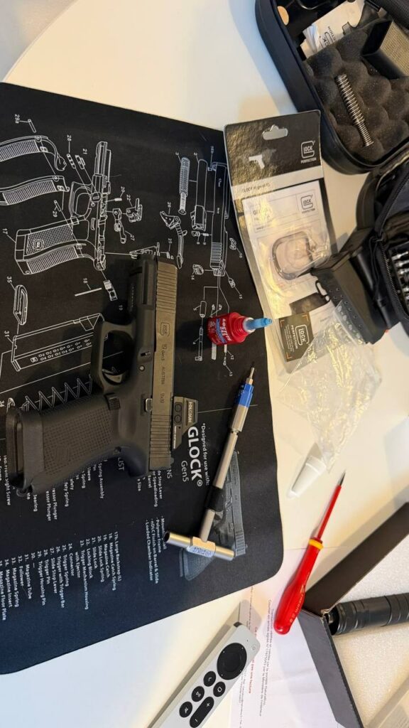 Glock 19 Gen5 sur un tapis d'entretien pendant le montage d'un point rouge