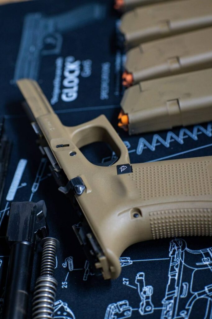 Carcasse coyote du Glock 17 Gen5 sur le tapis d'entretien