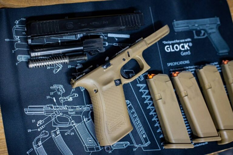 Glock 17 Gen5 coyote démonté en quatre ensembles sur un tapis d'entretien