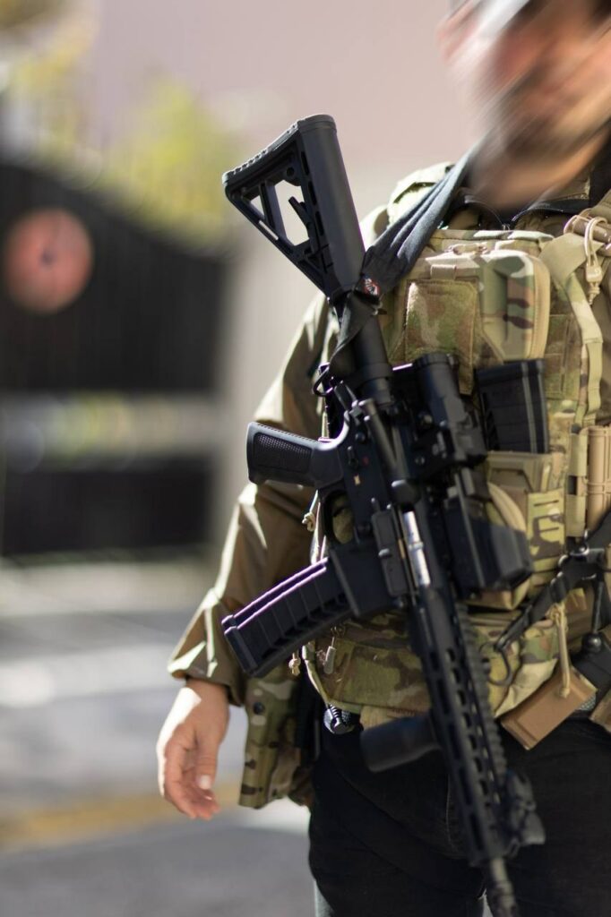 Porte-plaques Agilite K-Zero en configuration complète, arme longue en main