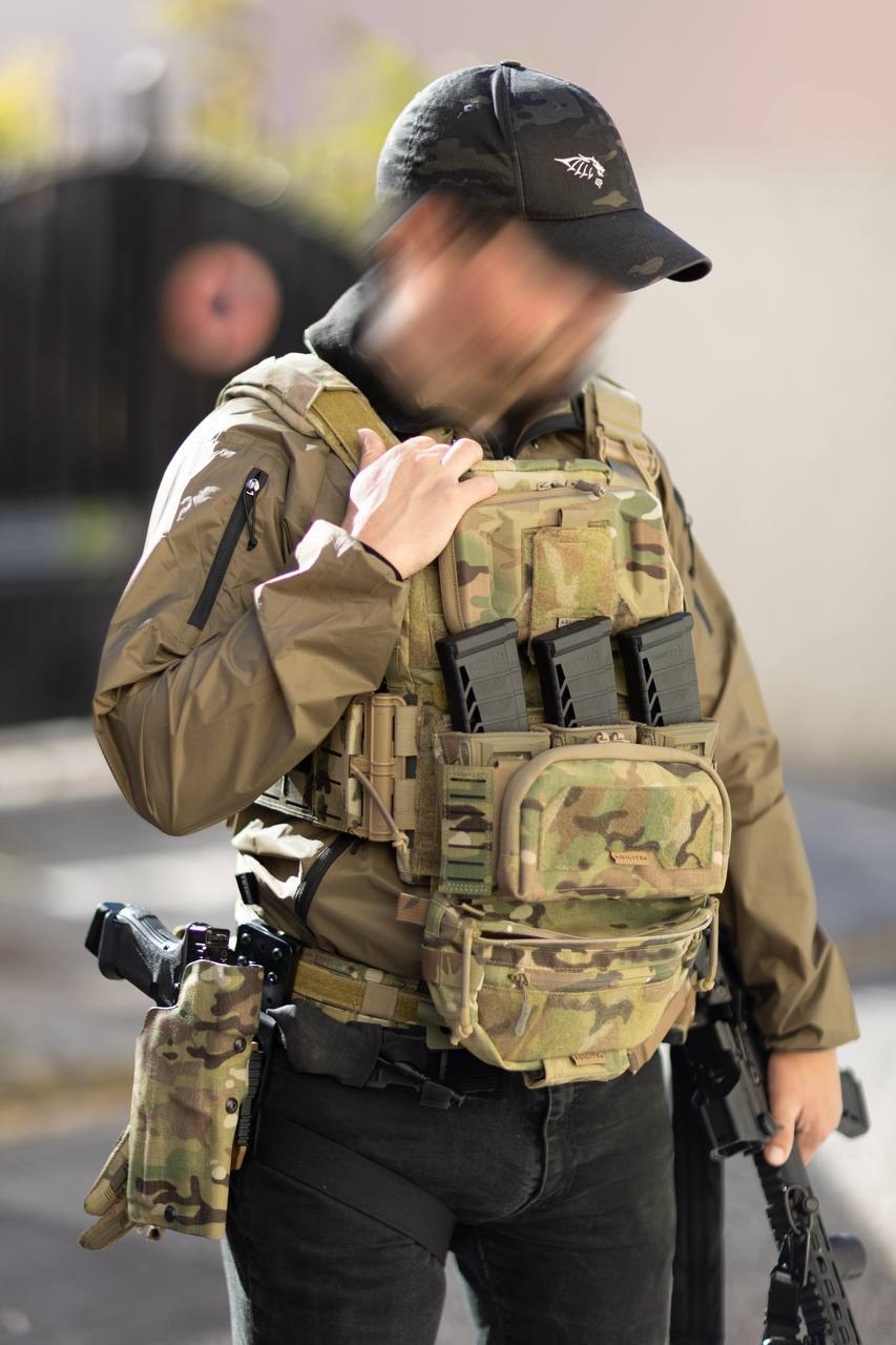 Porte-plaques Agilite K-Zero multicam porté sur une veste, chargeurs sur le devant