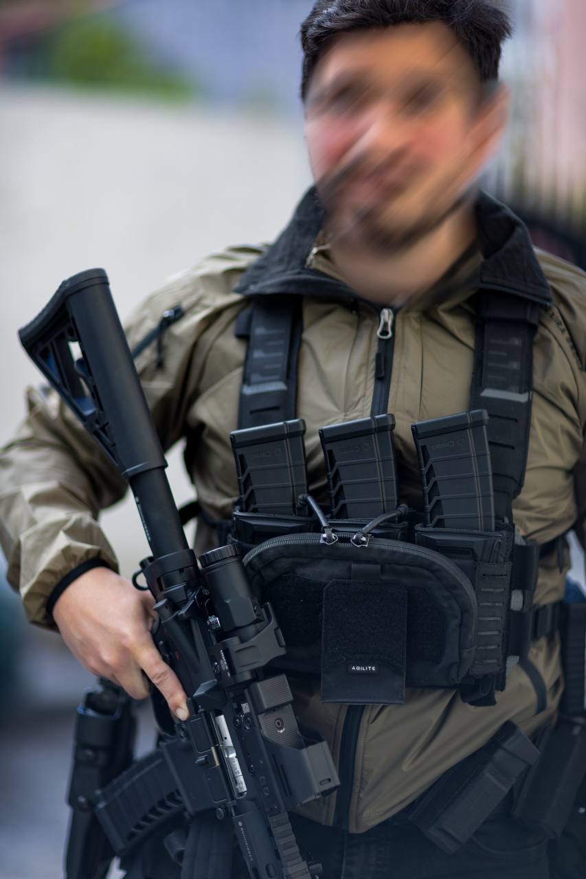 Chest rig Agilite Reaper porté avec une arme longue