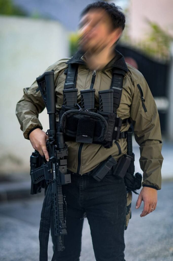 Chest rig Agilite Reaper porté sur une veste, arme longue en main