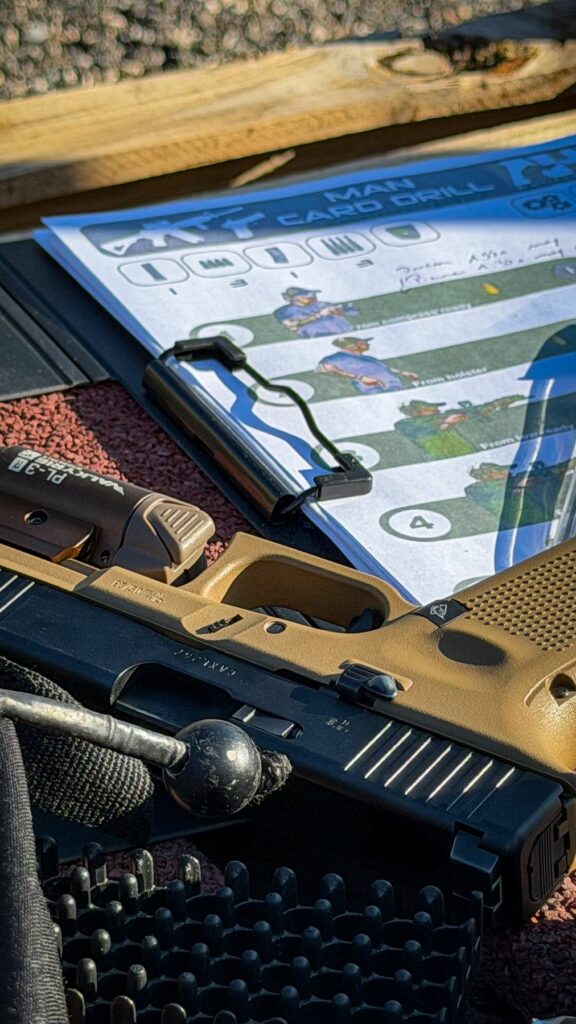 Fiche de drill et pistolet à carcasse coyote sur la table de tir