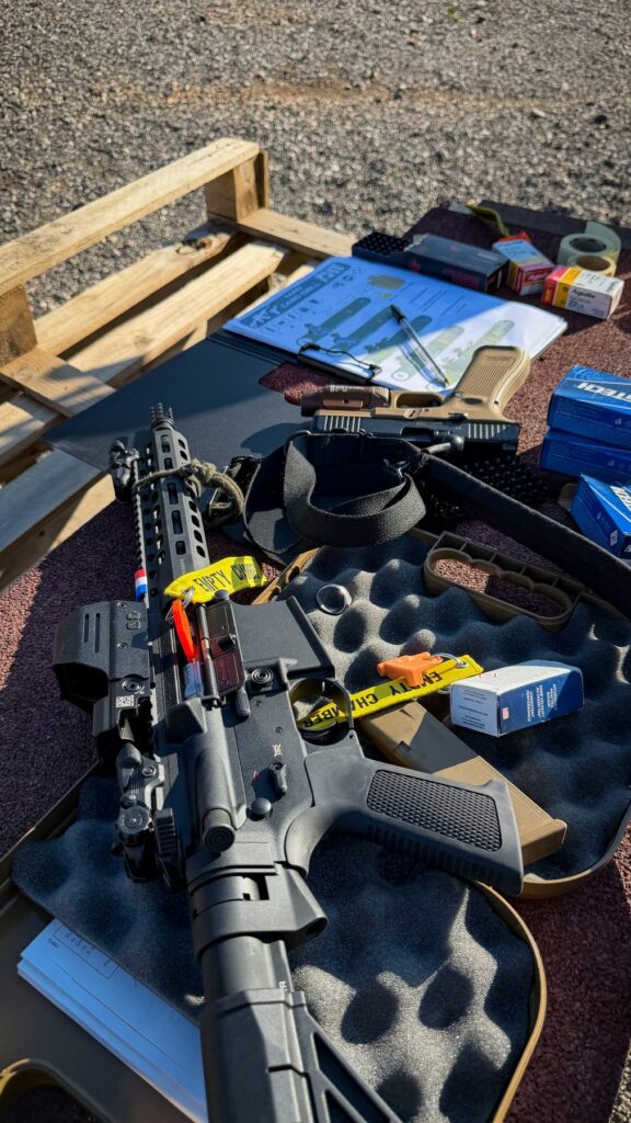 AR-15 avec point rouge et grossisseur dans sa mallette, drapeau de chambre en place
