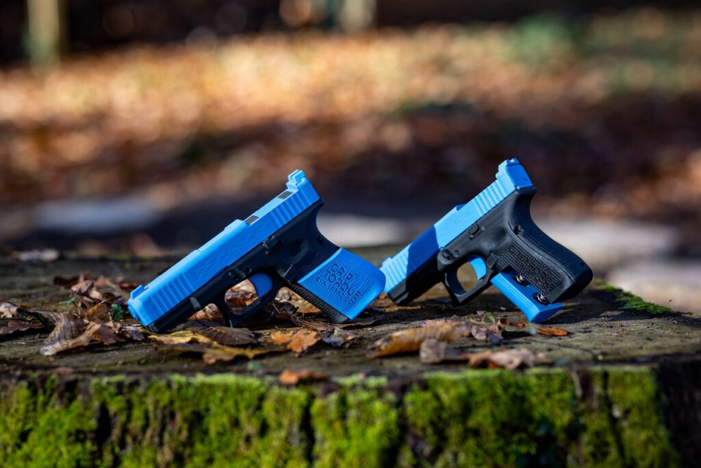 Deux blueguns bleus posés sur une souche moussue