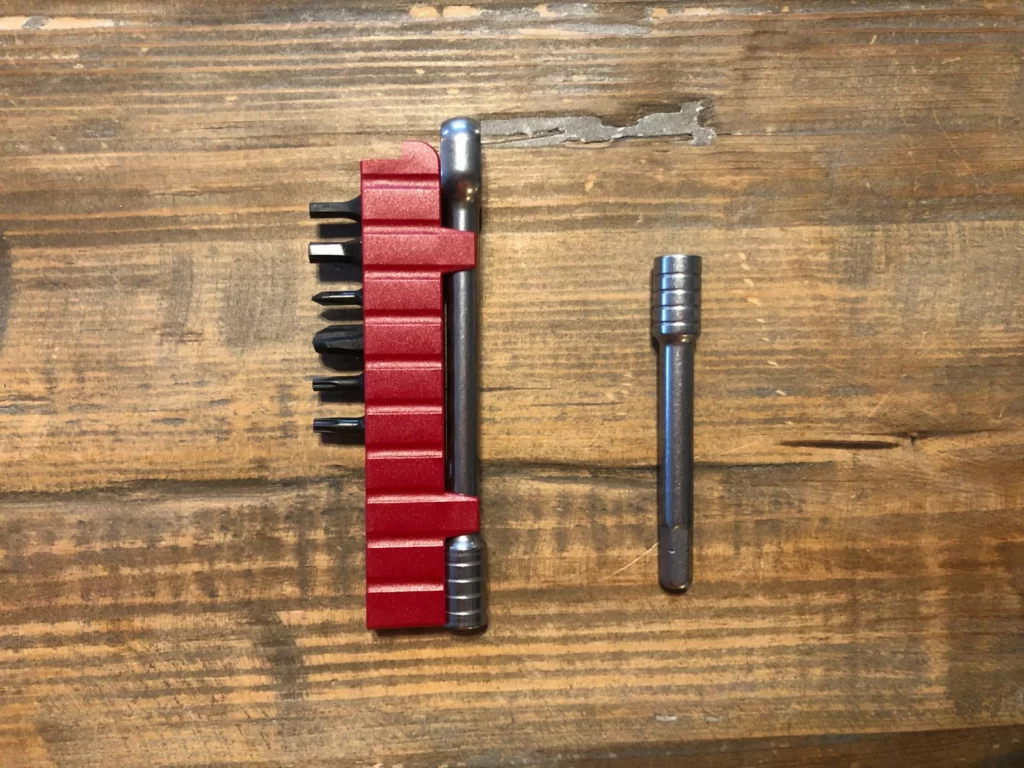 Cliquet Victorinox dans son porte-embouts rouge avec six embouts, et la rallonge