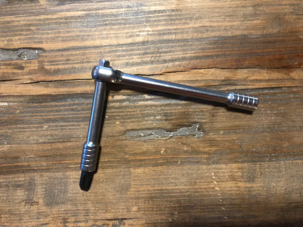 Cliquet Victorinox monté sur la rallonge avec un embout cruciforme