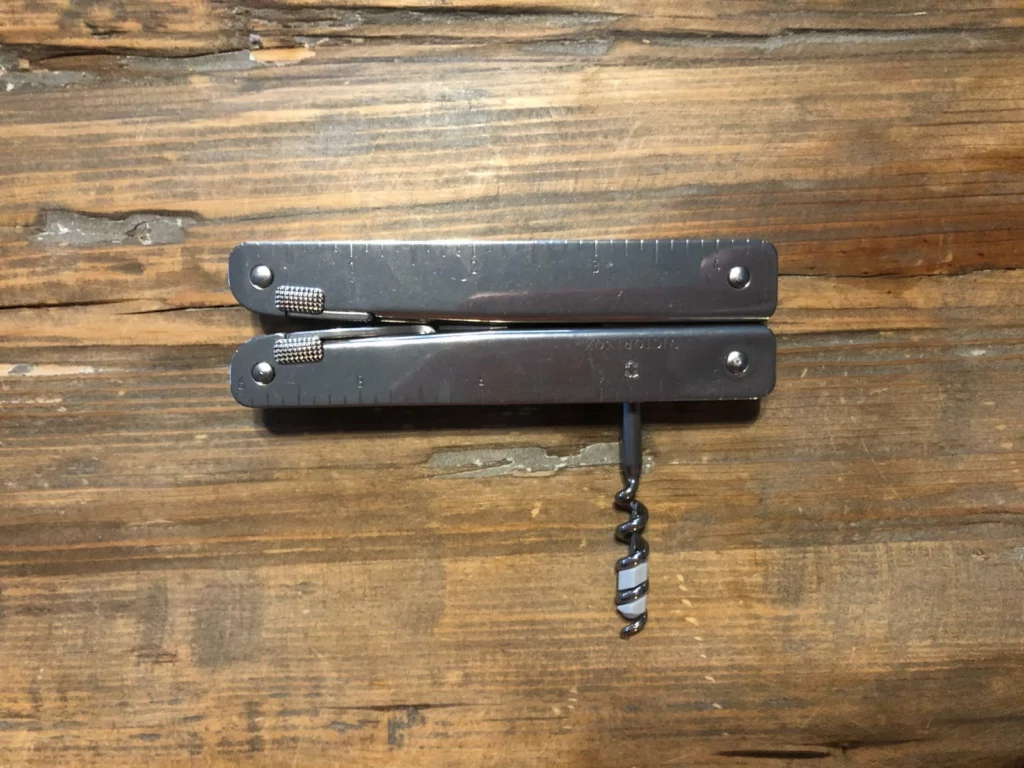 Victorinox SwissTool fermée avec le tire-bouchon clipsé, règle graduée sur les manches